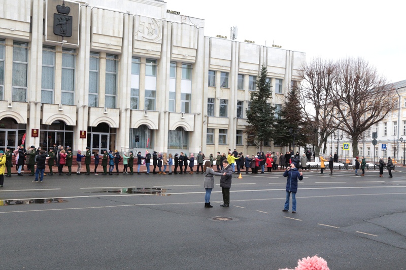 100 пар станцевали «Севастопольский вальс» на Советской площади в Ярославле