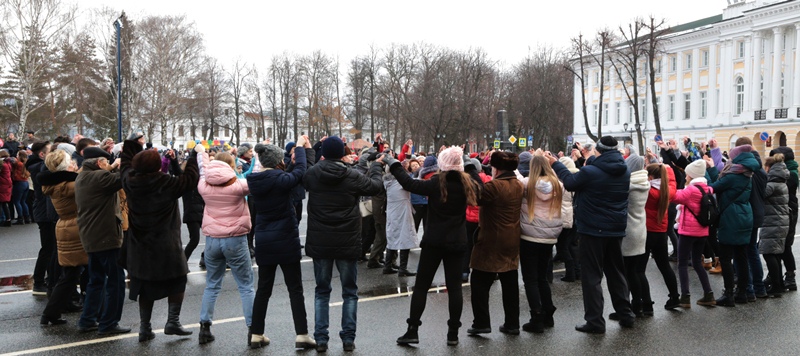 100 пар станцевали «Севастопольский вальс» на Советской площади в Ярославле