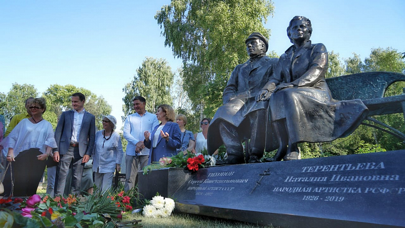 Памятник народным артистам Сергею Тихонову и Наталии Терентьевой открыли в Ярославле